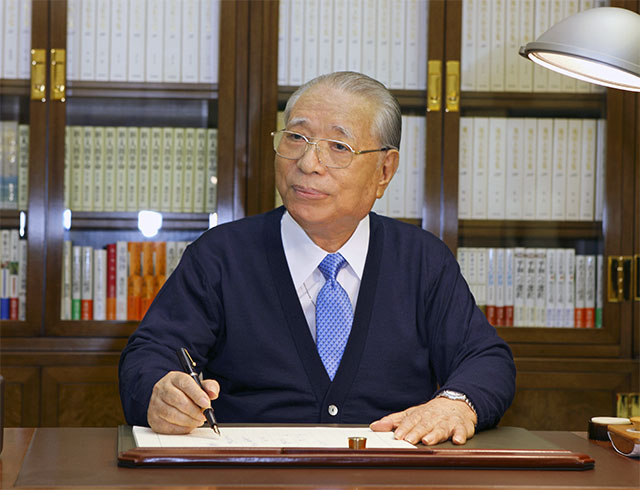 Daisaku Ikeda's image